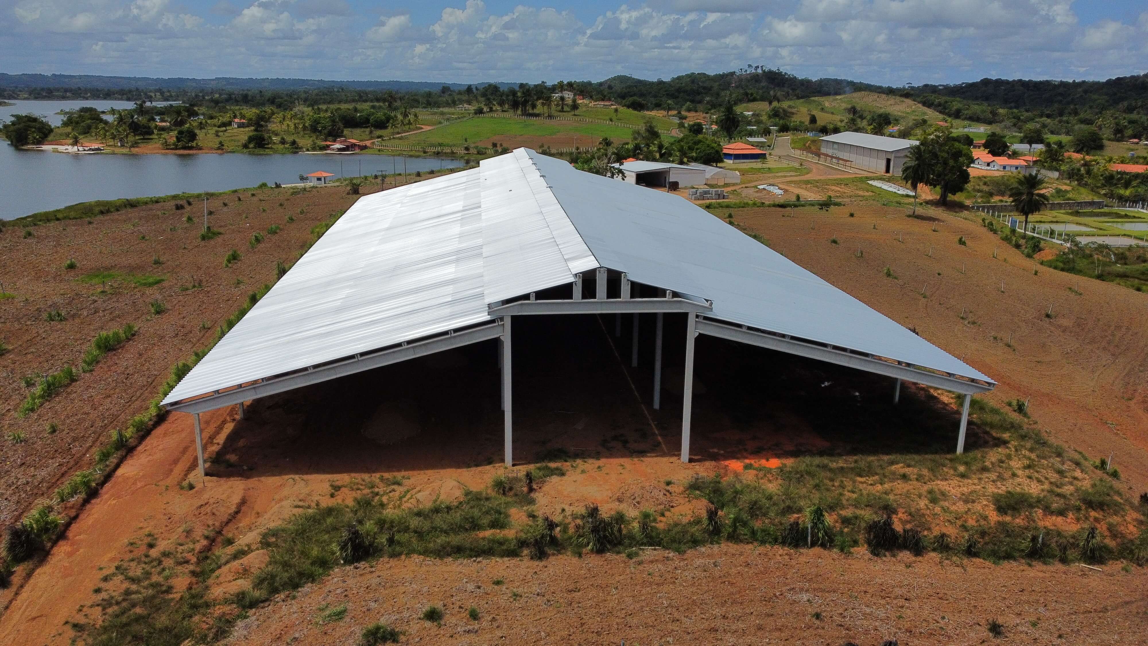Galpão para confinamento – Telhar Sistemas Construtivos